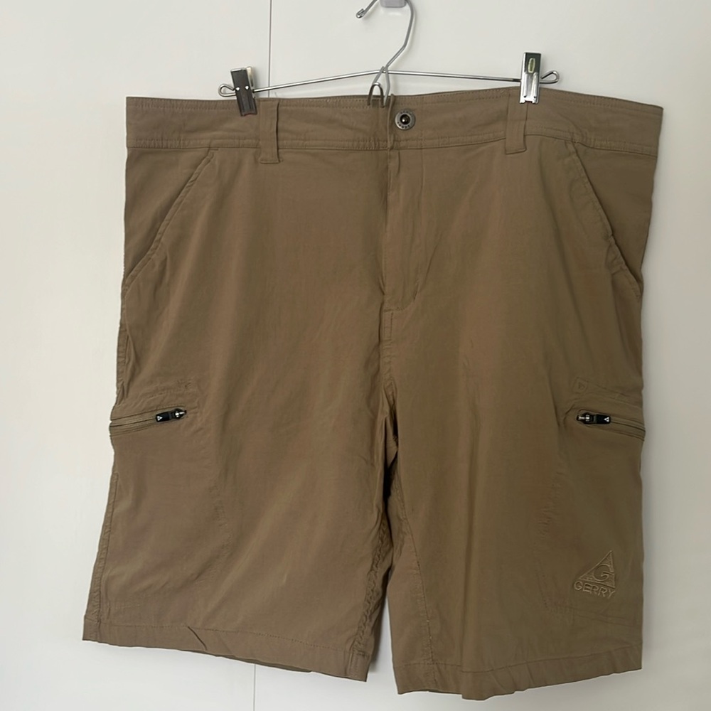 Gerry Cargo Shorts like new!